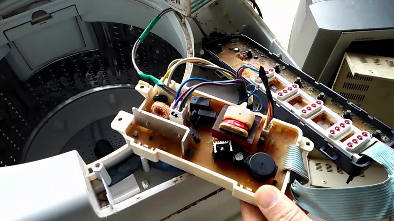Máy giặt không thoát nước có thể do hỏng mạch điều khiển