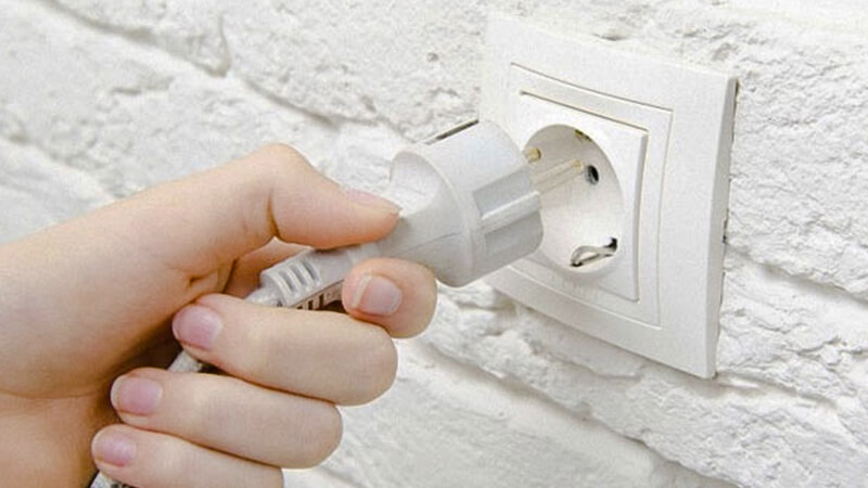 Rút điện và cắm lại để reset máy giặt Beko